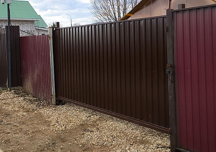 Откатные ворота из профлиста для загородного дома