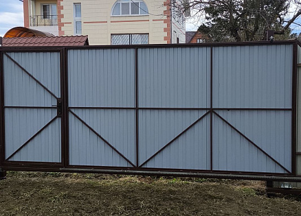 Откатные ворота с калиткой для дома