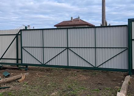 Откатные ворота из зеленого профлиста для дома